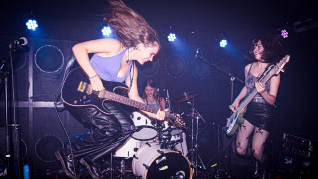 Die Band performed auf einer Bühne in intimer Antmosphäre