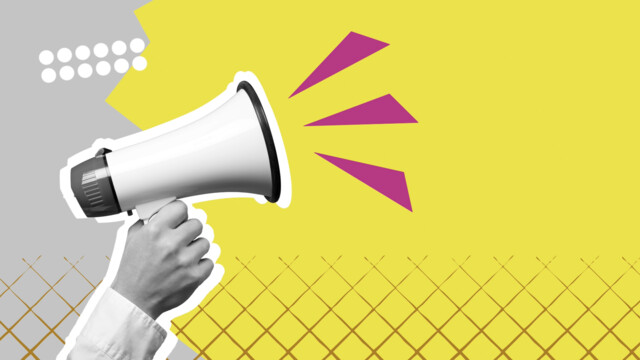 Eine Hand hält ein Megahon