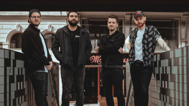 Die Band Zug Nach Wien steht auf einer verfliesten Brücke