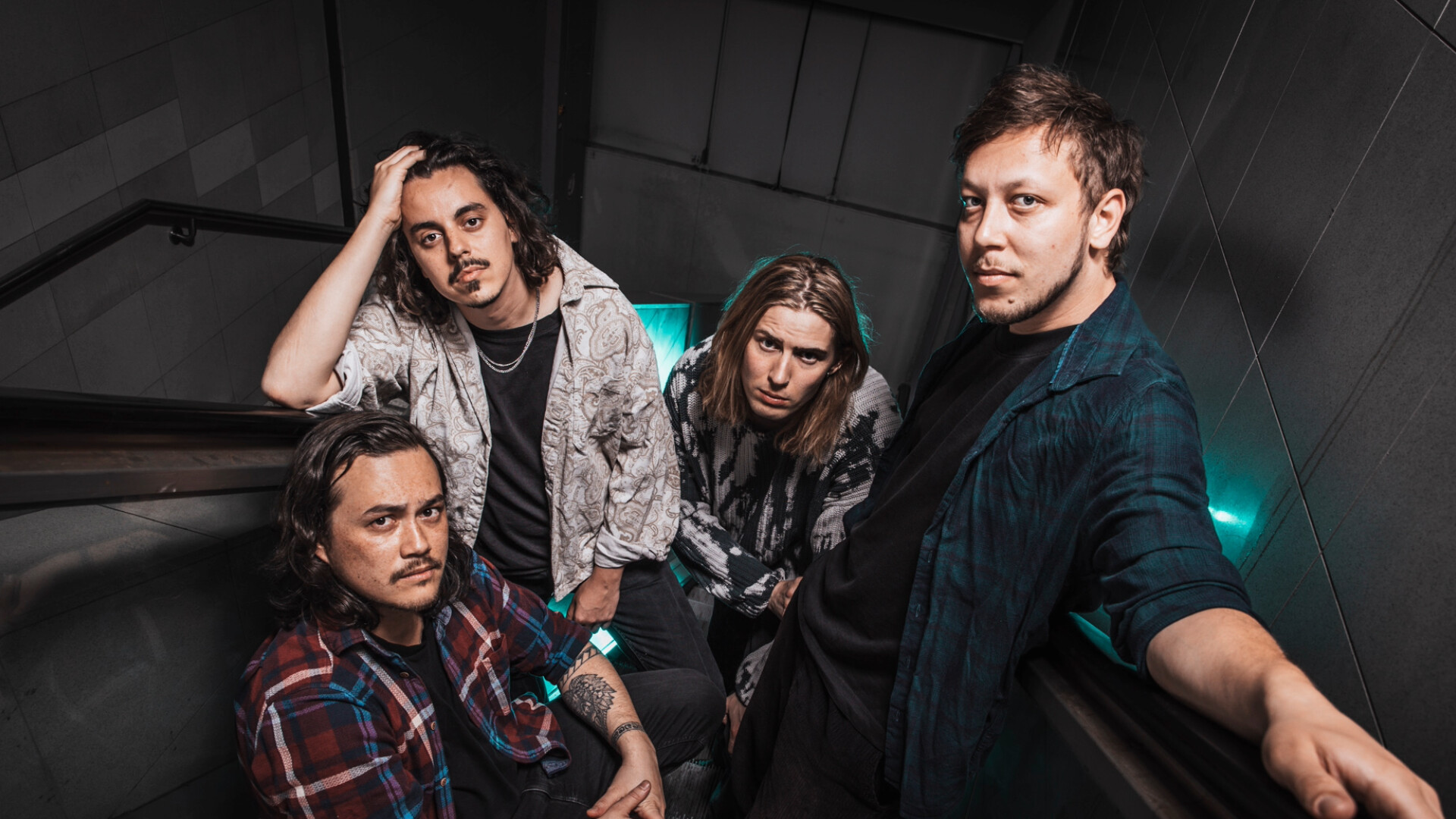 Die Band Velvet Wasted steht in einem dunklen Stiegenhaus