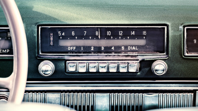 Ein Autoradio im Vintage-Stil