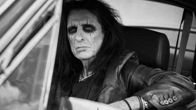 Schwarz-weißes Foto von Alice Cooper in einem Auto