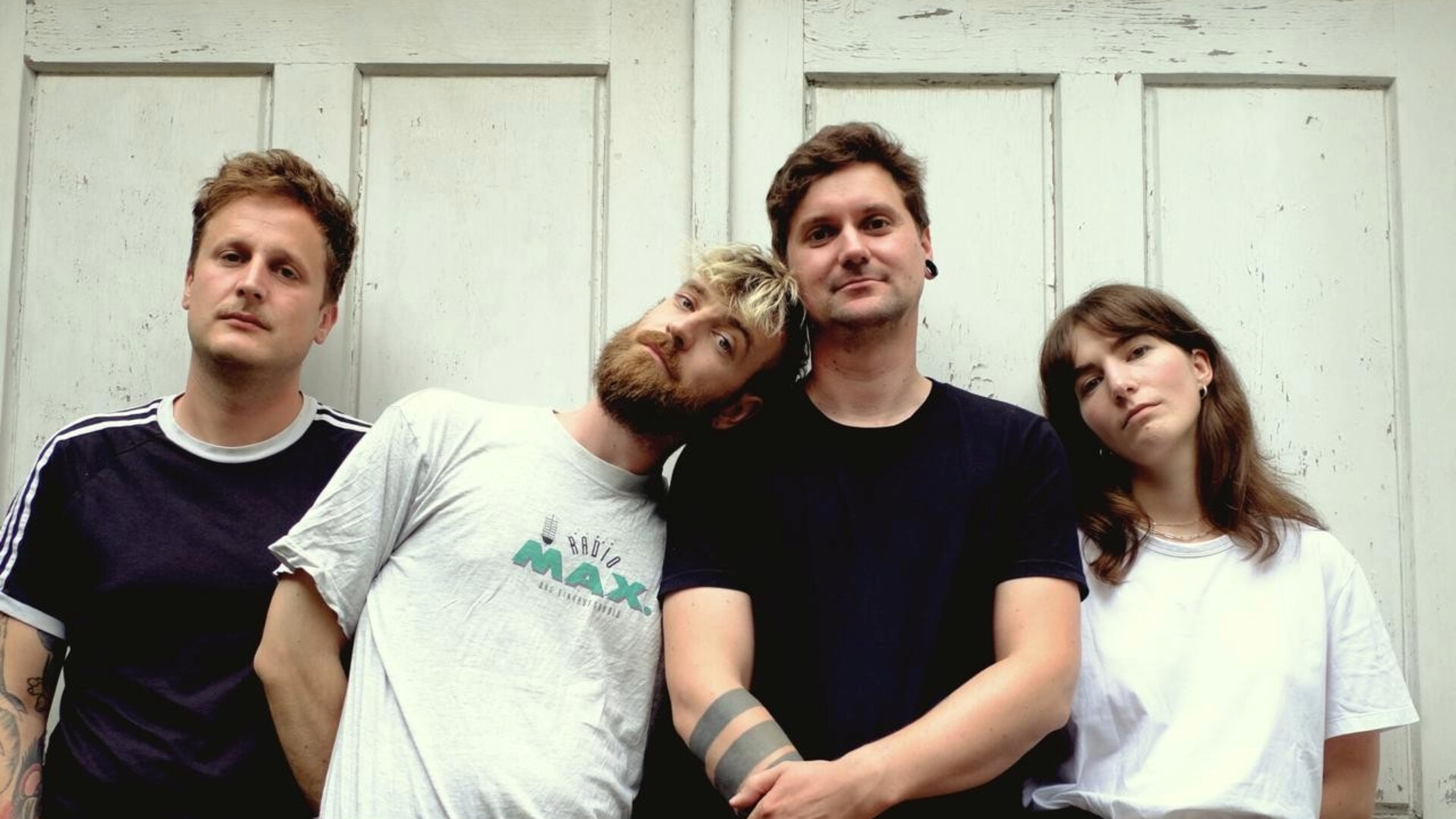 Die Band Wienerzucker vor einer breiten weißen Tür