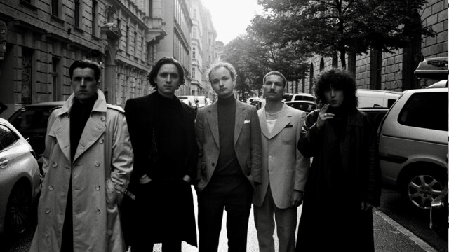 Die Band Julia Effekt auf einer Straße mit parkenden Autos in schwarzweiß