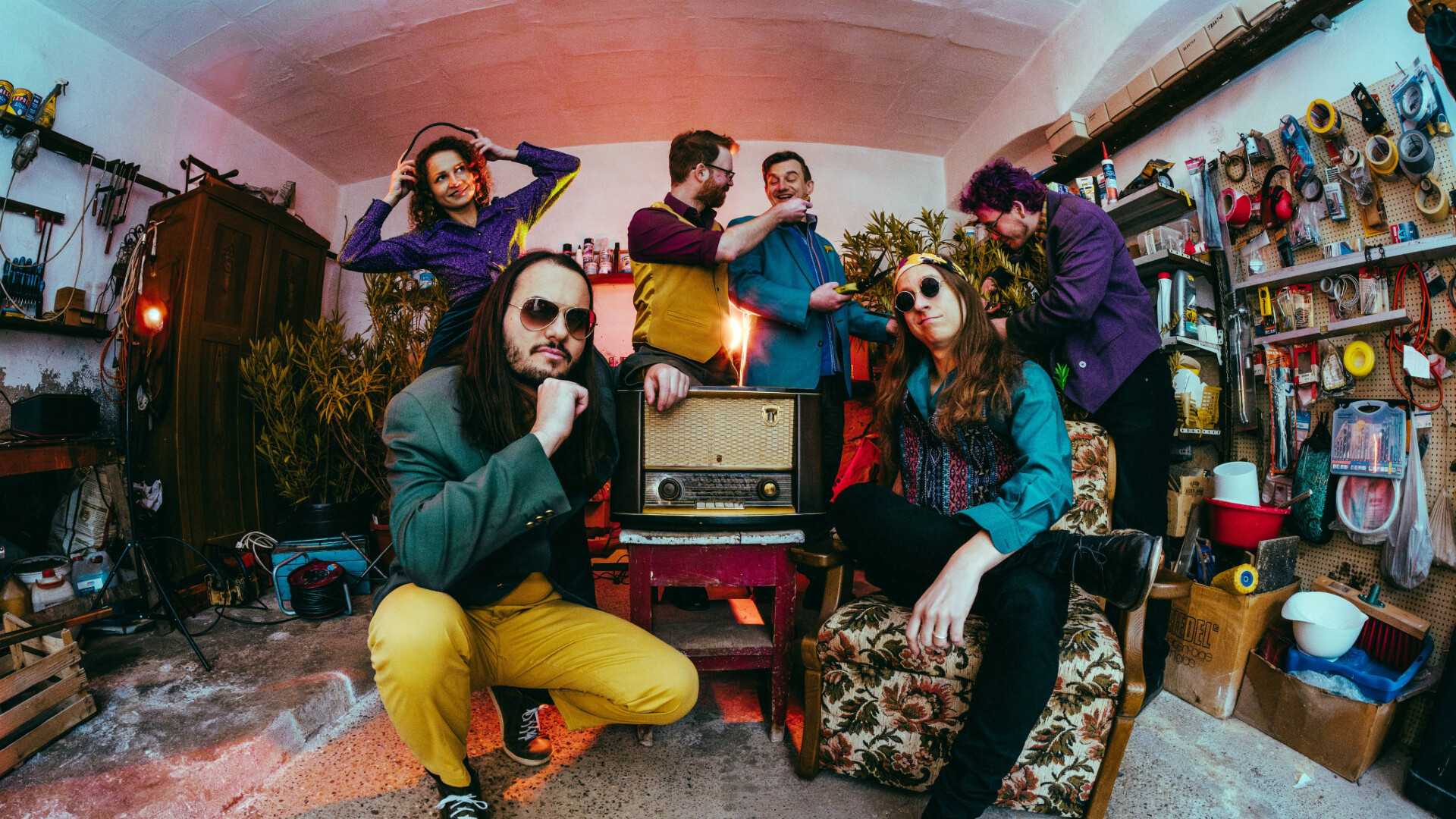 Die Band posiert in Vintage Kleidung im Proberaum