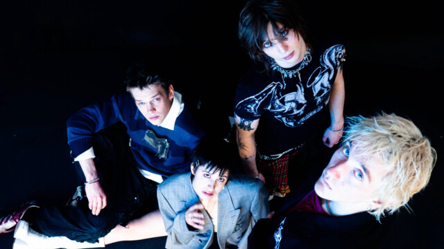 Die Band Leftovers posiert vor einem tiefschwarzen Hintergrund