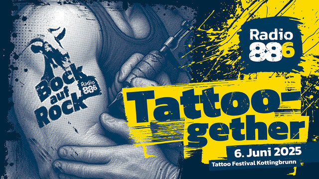 eine Frau mit Tattoos auf Hals und Armen dem Bock auf Rock Tattoo am Oberarm