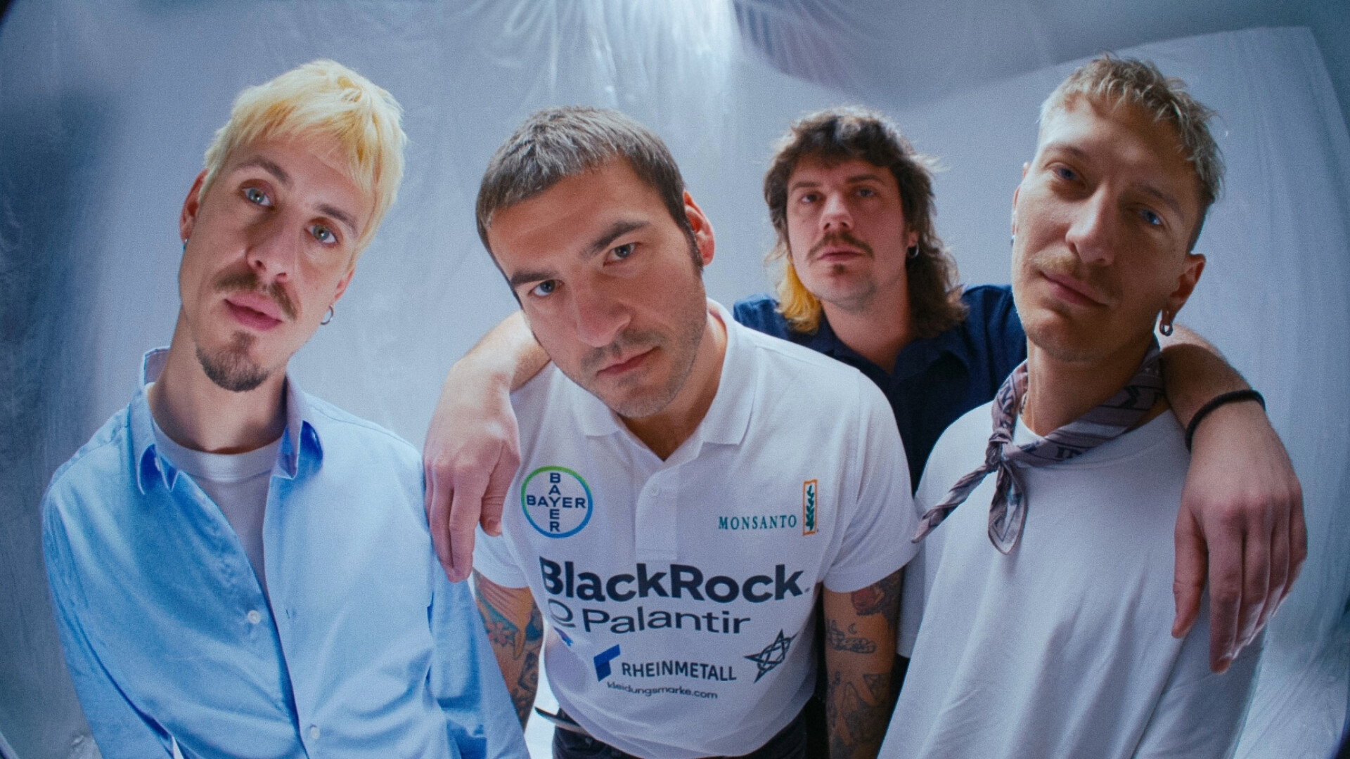 Die Band posiert in einem mit Folie abgeklebten Raum