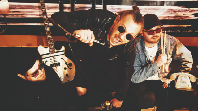 Die Band spaziert zu dritt durch eine italienisch Anmutente Altstadt