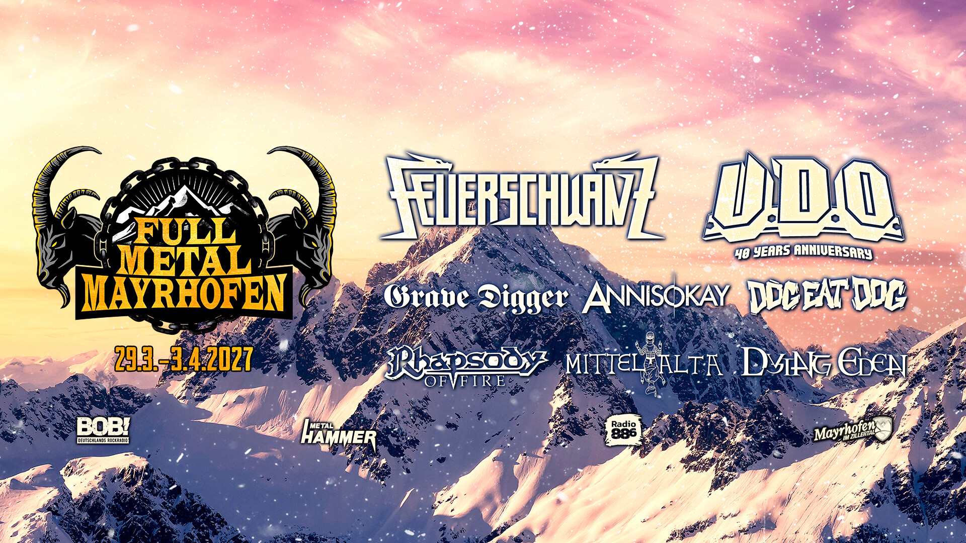 Full Metal Mayrhofen mit Logos der Headliner Bands vor einem Schneebedeckten Berg
