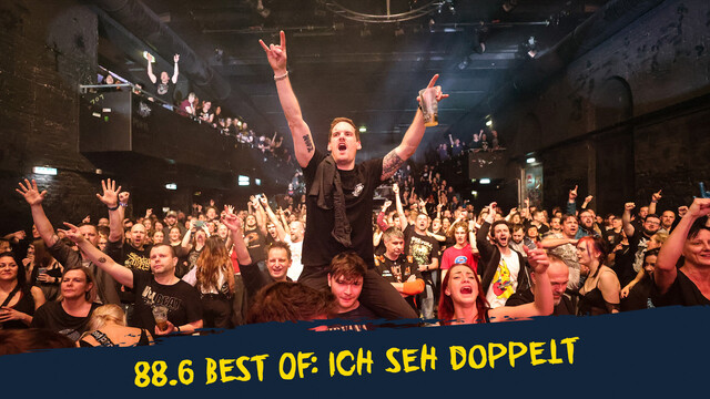 eine Menschenmenge feiert vor einer Bühne