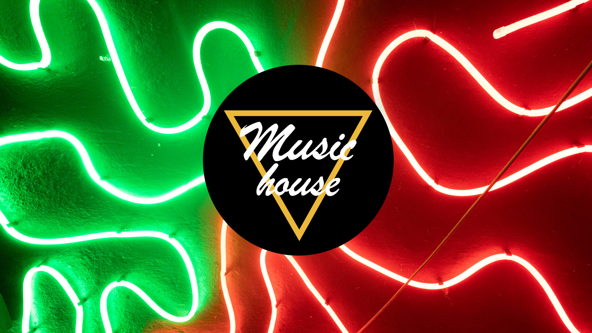 Logo vom Music-House vor rot grünem Hintergrund aus leuchtendem Neon
