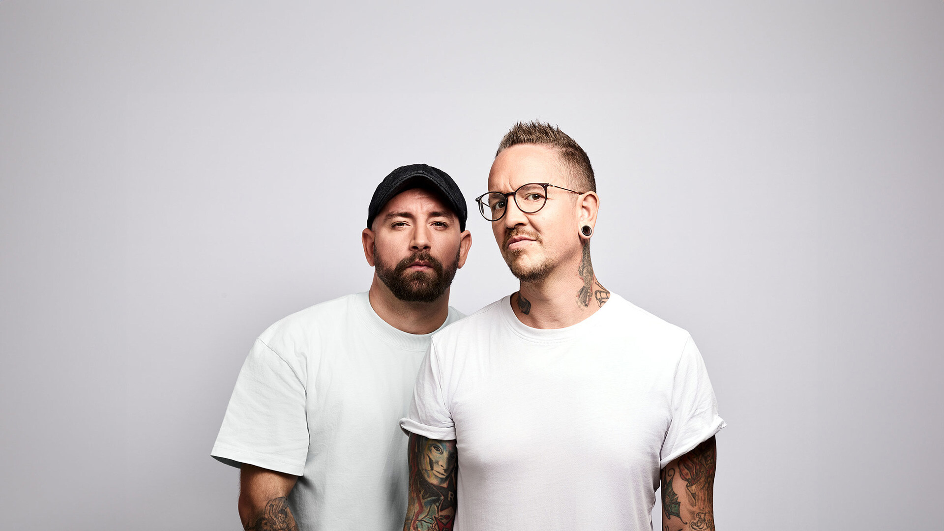 Portrait der Künstler vor einer Weißen Wand