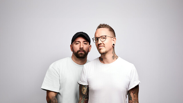 Portrait der Künstler vor einer Weißen Wand