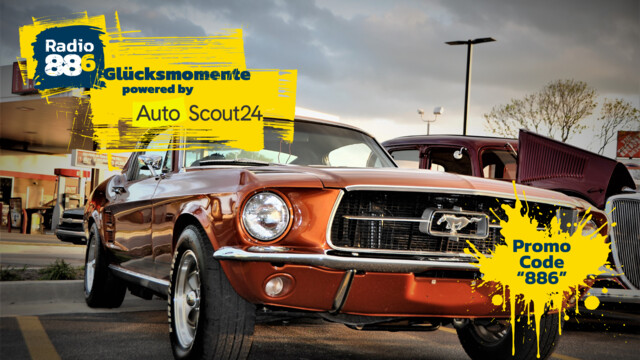 Ein alter Ford Mustang in rostrot vor einer Tankstelle.