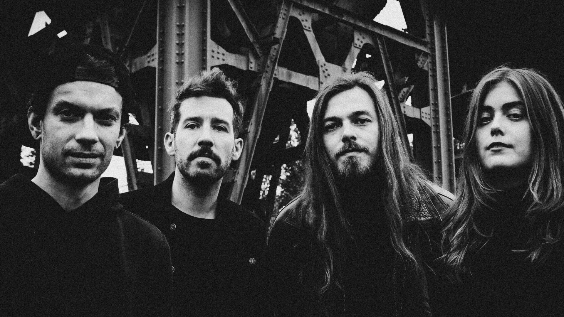 Schwarzweiß Foto Der Band vor einem Stahlgerüst