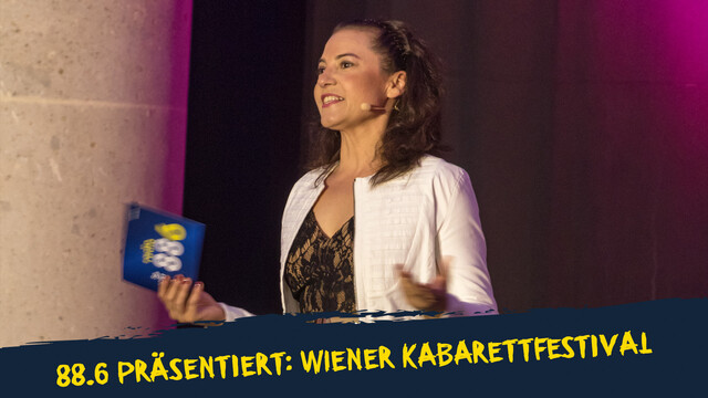 Lydia Veigl auf der Bühne des Wiener Kabarettfestival