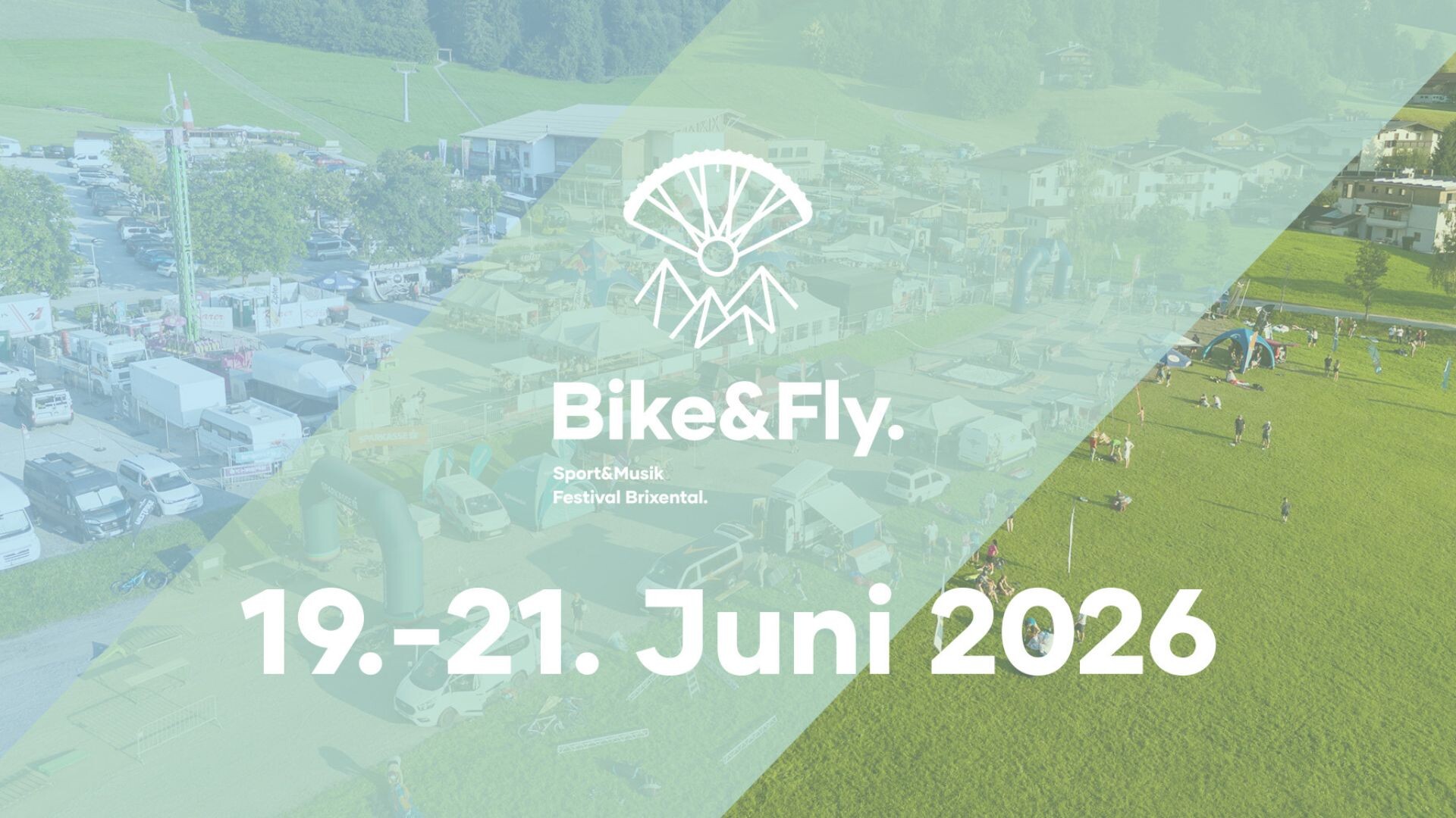 Bike&Fly Festival Plakat mit Eckdaten, im Hintergrund ein Bild vom Festivalgelände
