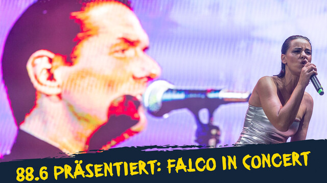eine singende Frau vor einem Falco Bild