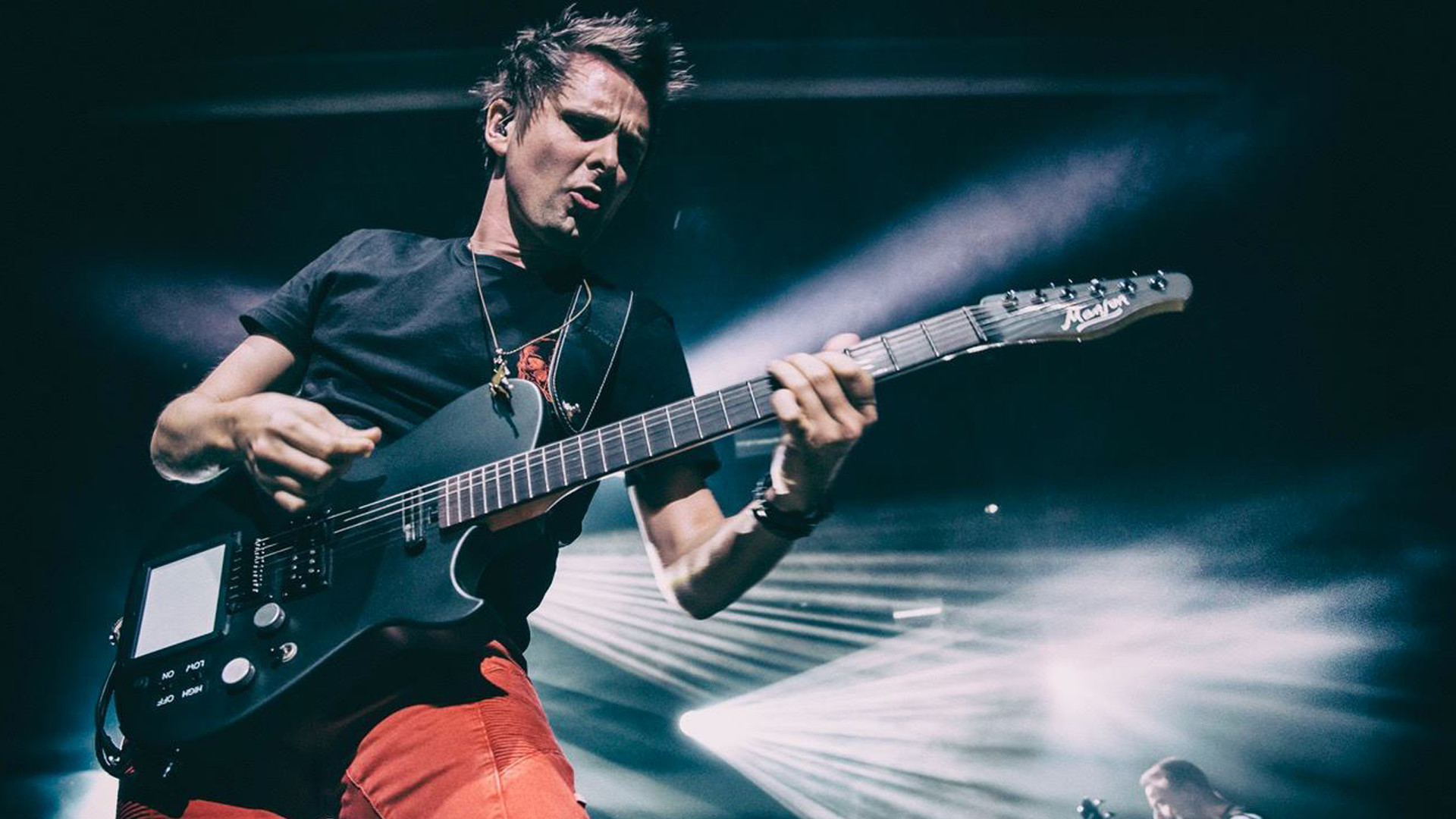 Matt Bellamy Frontman und Gitarrist von Muse auf der Bühne bei einem Konzert