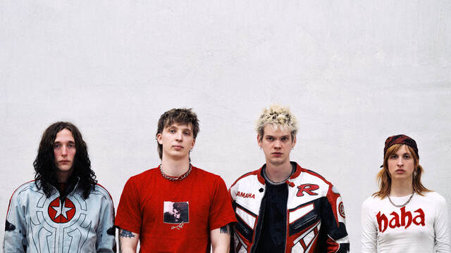 Die Band Leftovers posiert vor einem tiefschwarzen Hintergrund