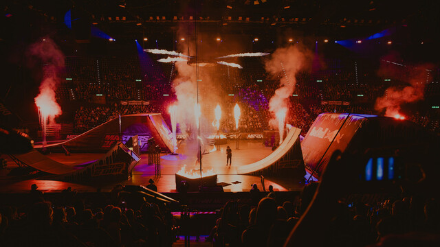 Bühne von Masters of Dirt mit Rampen und Licht- und Feuershow