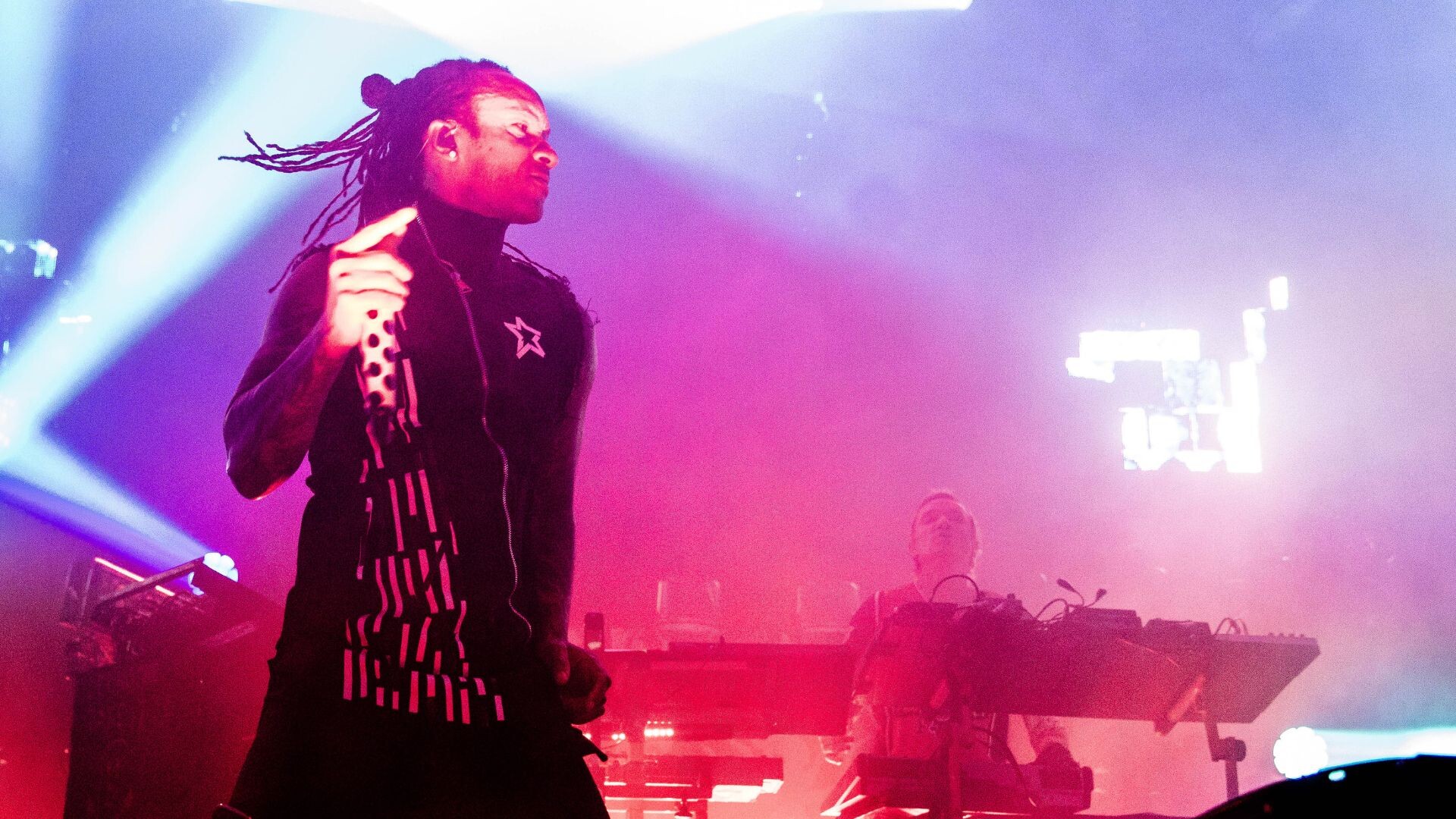 The Prodigy Foto von einem Live Auftritt mit Rosa Bühnenlicht