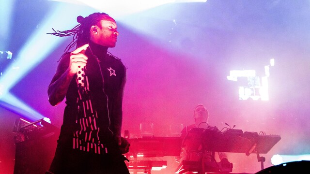 The Prodigy Foto von einem Live Auftritt mit Rosa Bühnenlicht