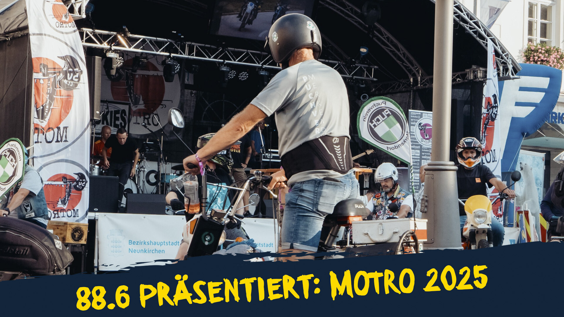 Bühne der MOTRO 2025 mit Puchfahrern