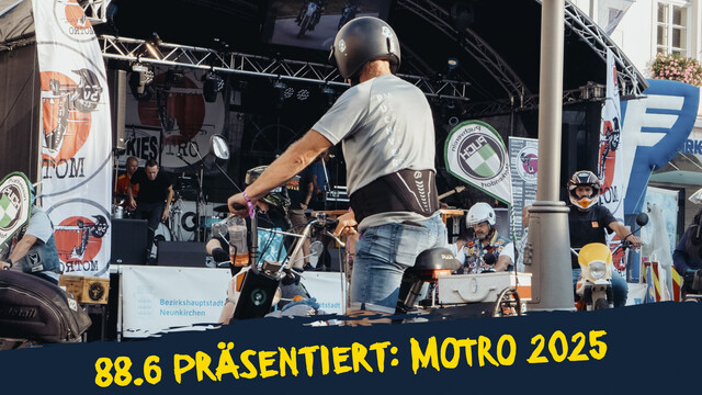 Bühne der MOTRO 2025 mit Puchfahrern