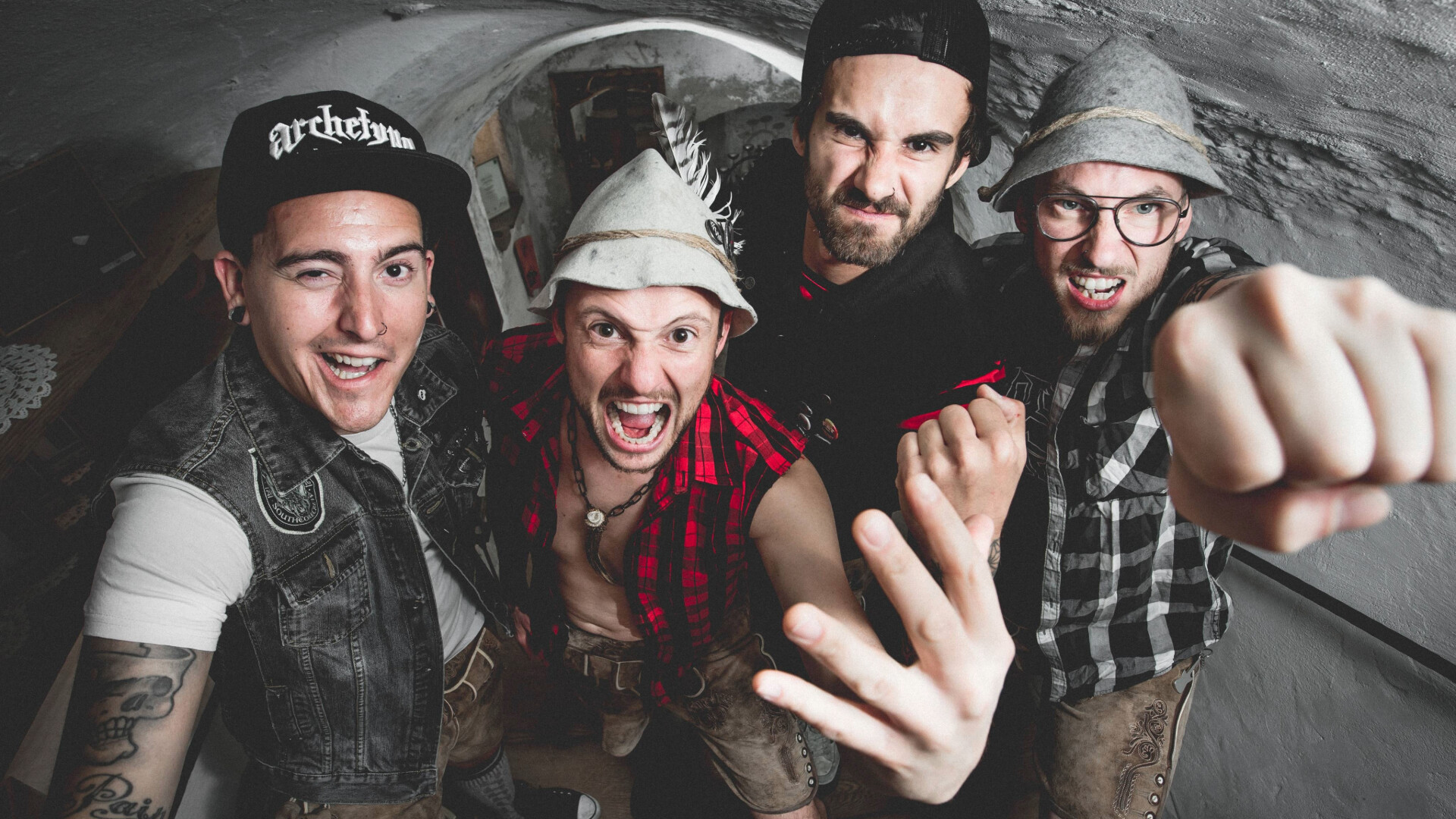 Die Band Analphabeten steht in einem Keller