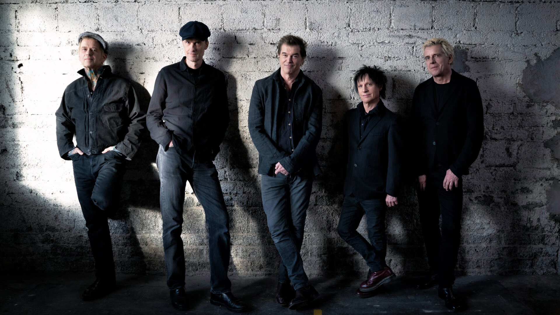 Die Toten Hosen vor einer Ziegelmauer
