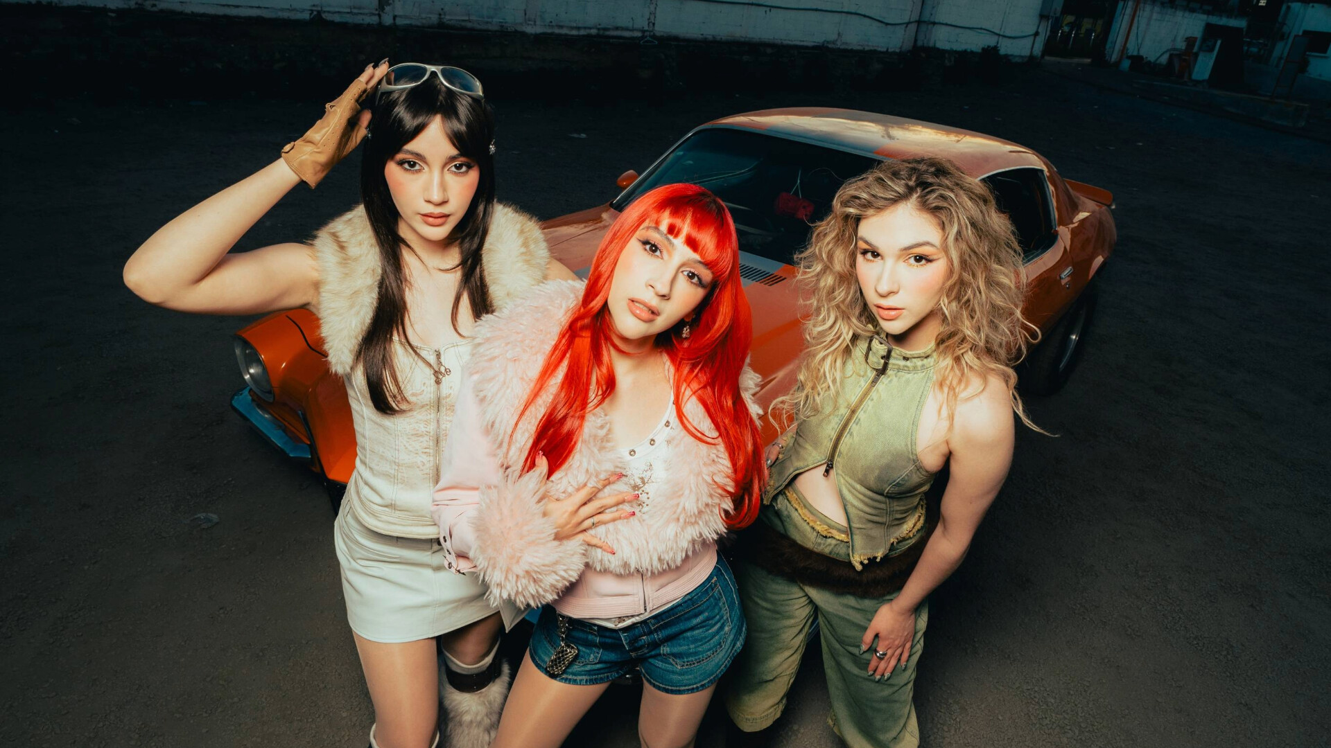 The Warning stehen vor einem Oldtimer