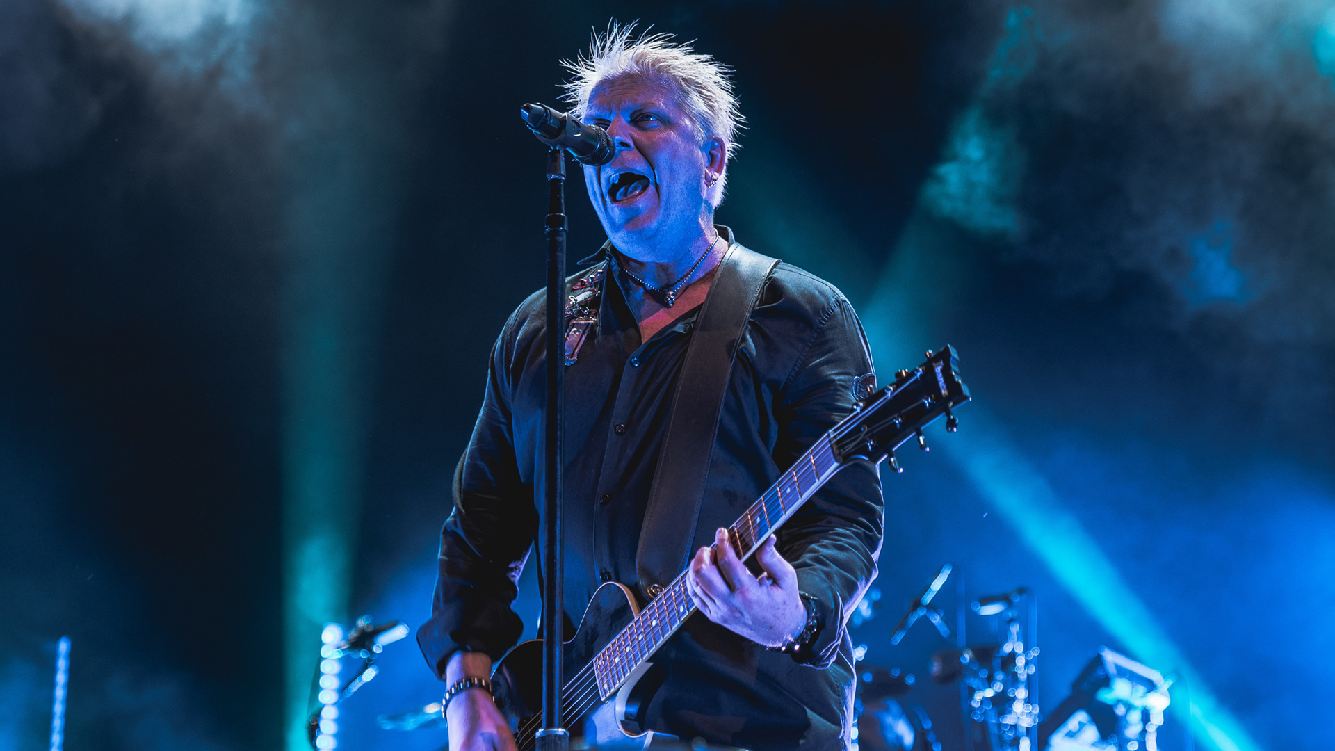 The Offspring singt bei einem Rockkonzert auf der Bühne