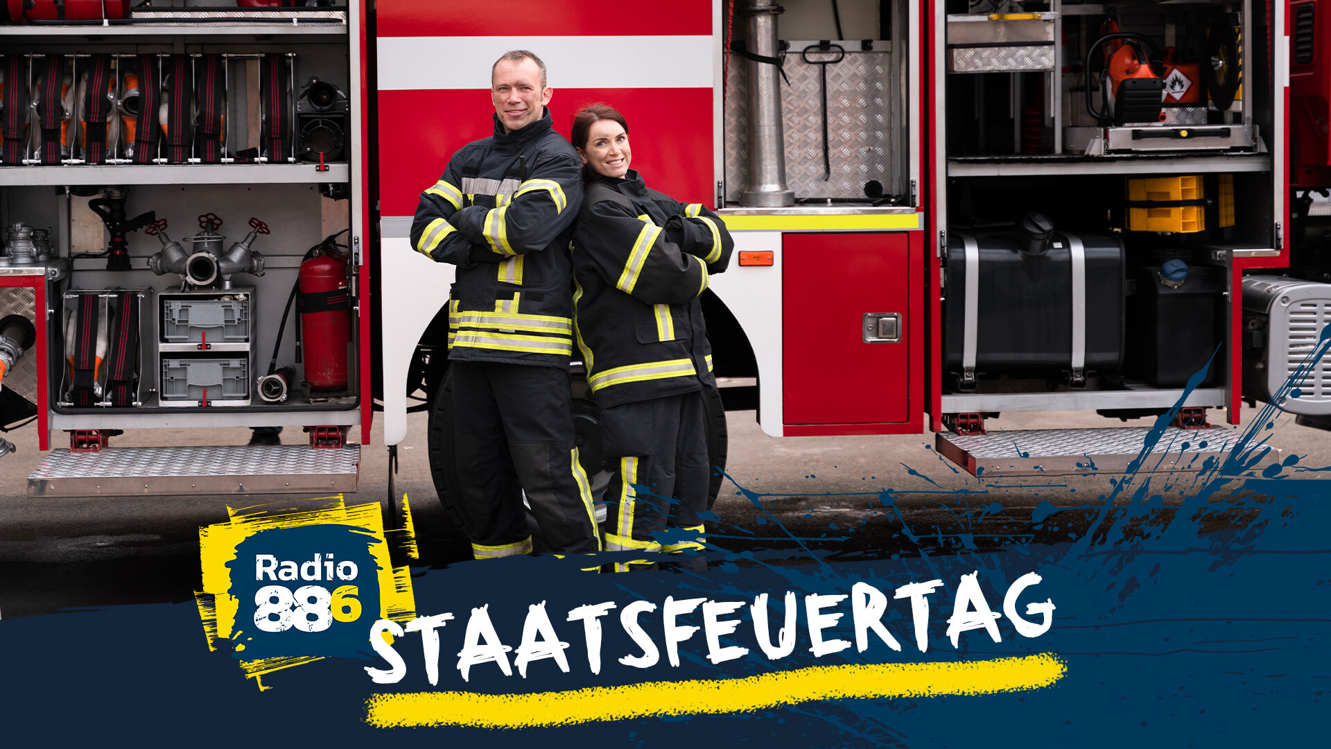 ein Feuerwehrmann und eine Feuerwehrfrau vor ihrem Feuerwehrauto