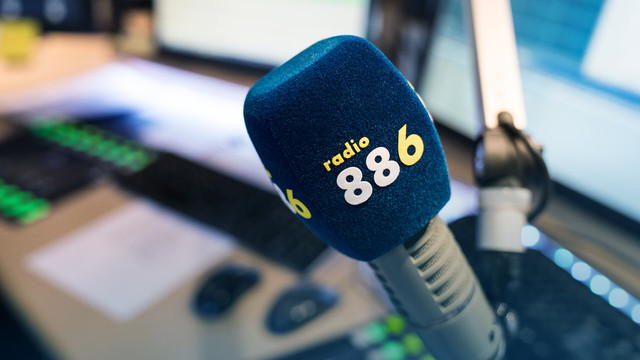 Ein Mikrofon mit dem Schriftzug radio 88.6