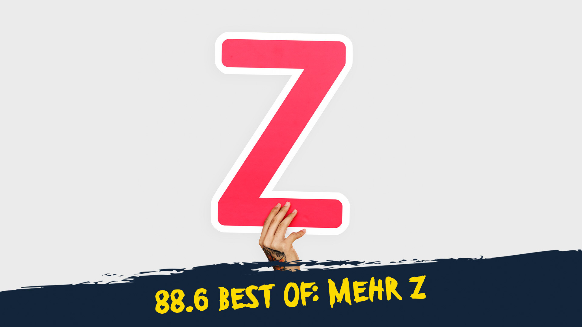 eine Hand hält ein rotes Z vor weißem Hintergrund