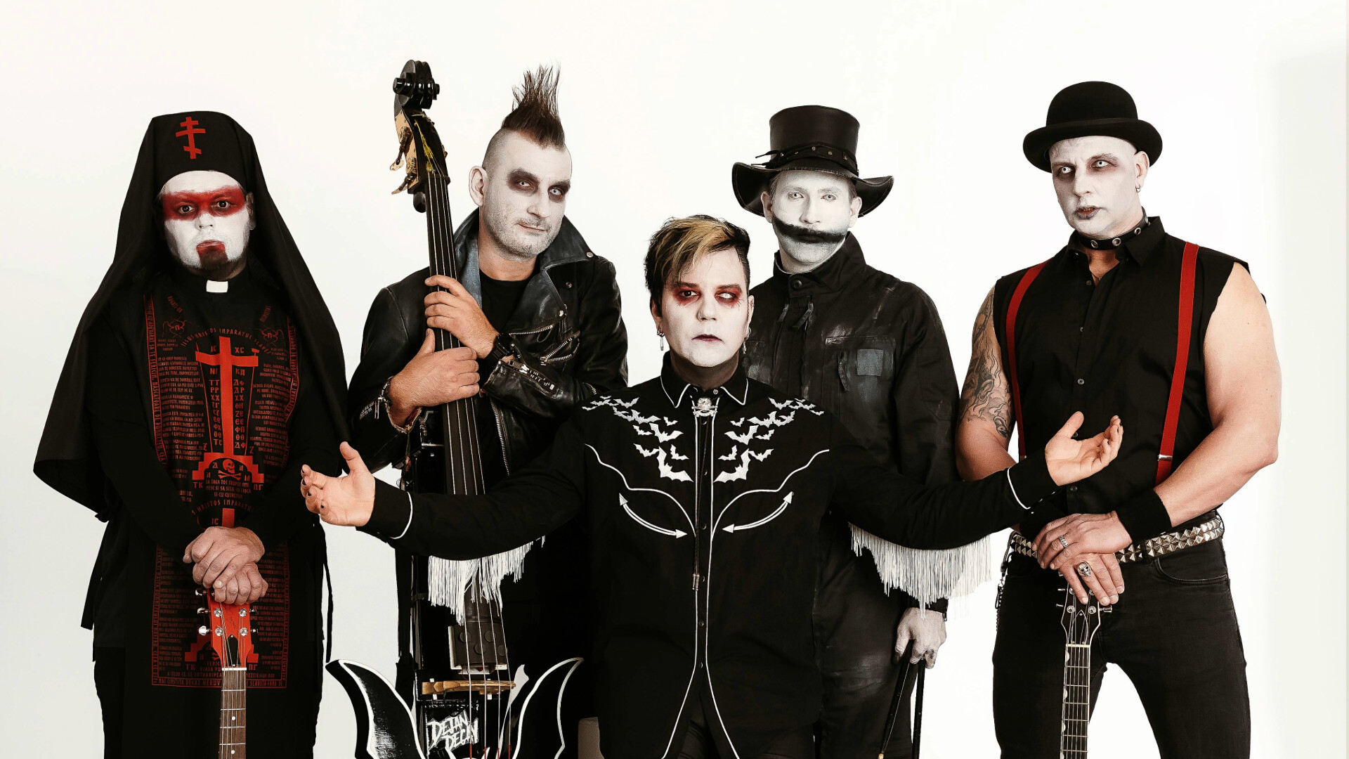 Band posieren vor weißem Hintergrund