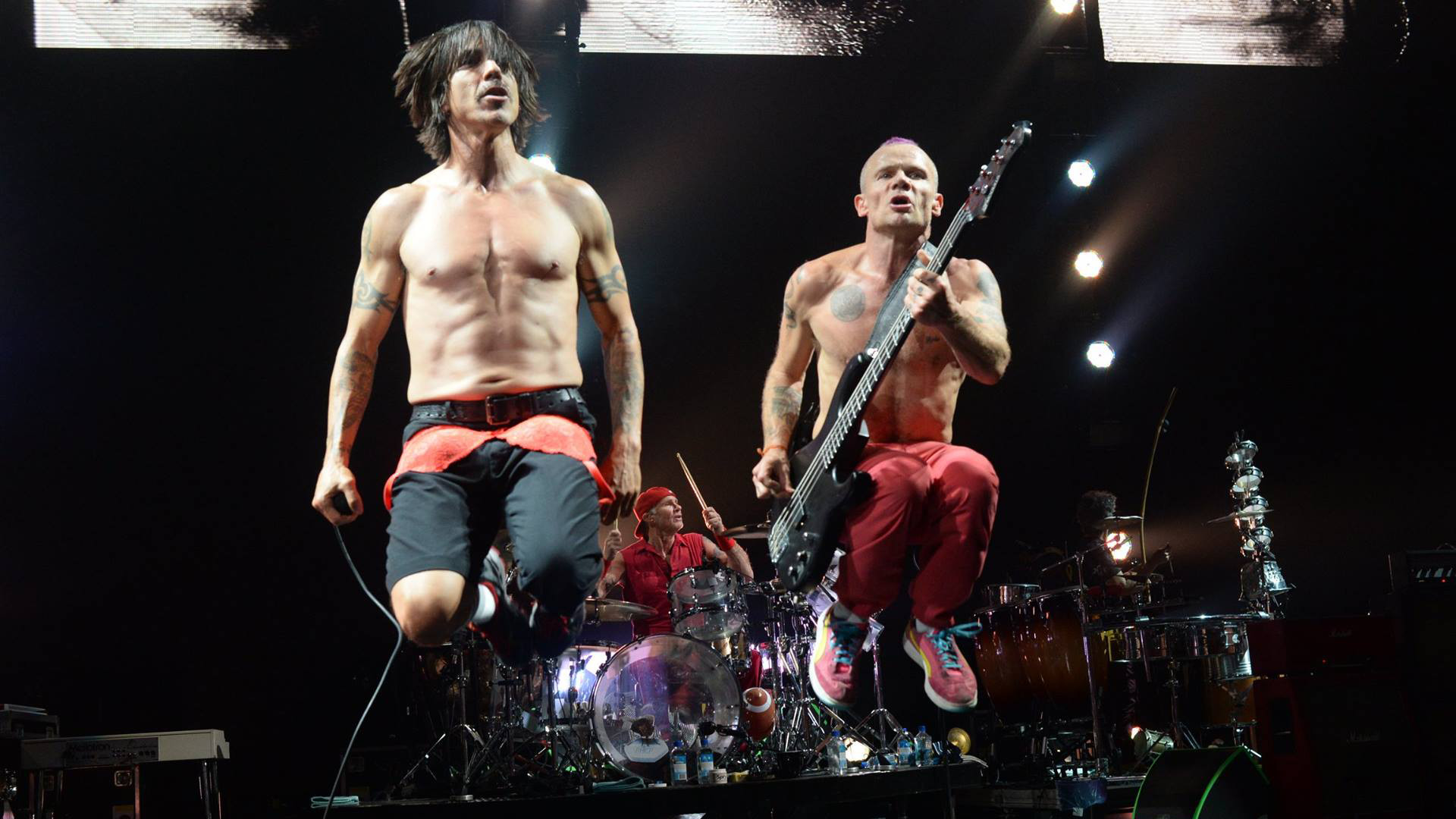 Red Hot Chili Peppers spielen Rockmusik auf der Bühne bei einem Konzert
