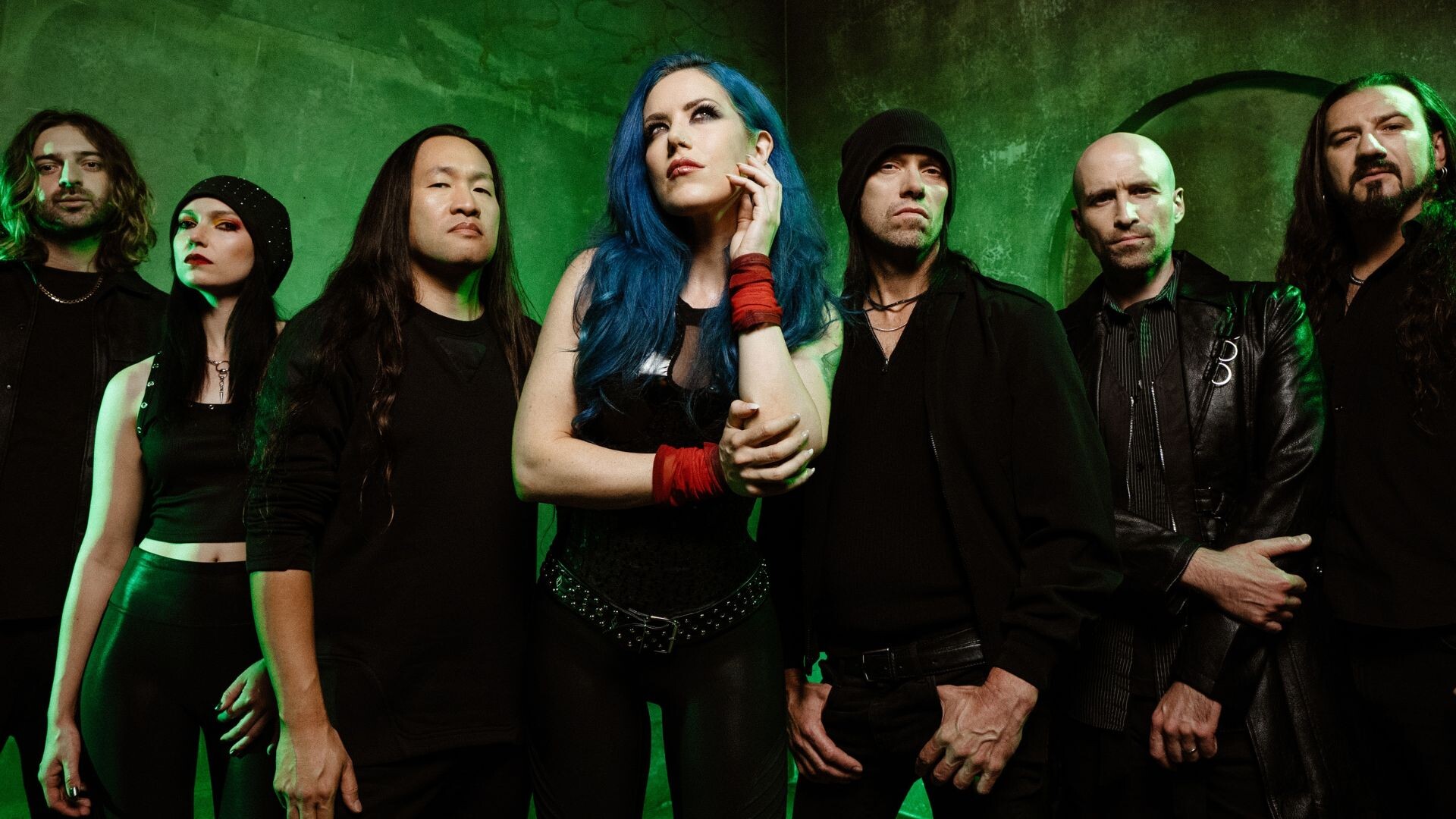 Bandfoto von Dragonforce, die Mitglieder stehen vor einer grün beleuchteten Wand