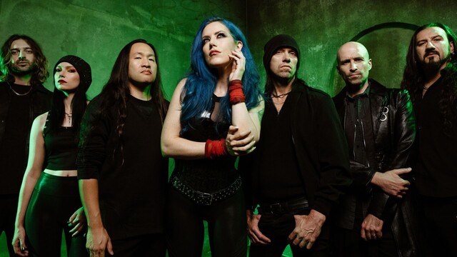 Bandfoto von Dragonforce, die Mitglieder stehen vor einer grün beleuchteten Wand