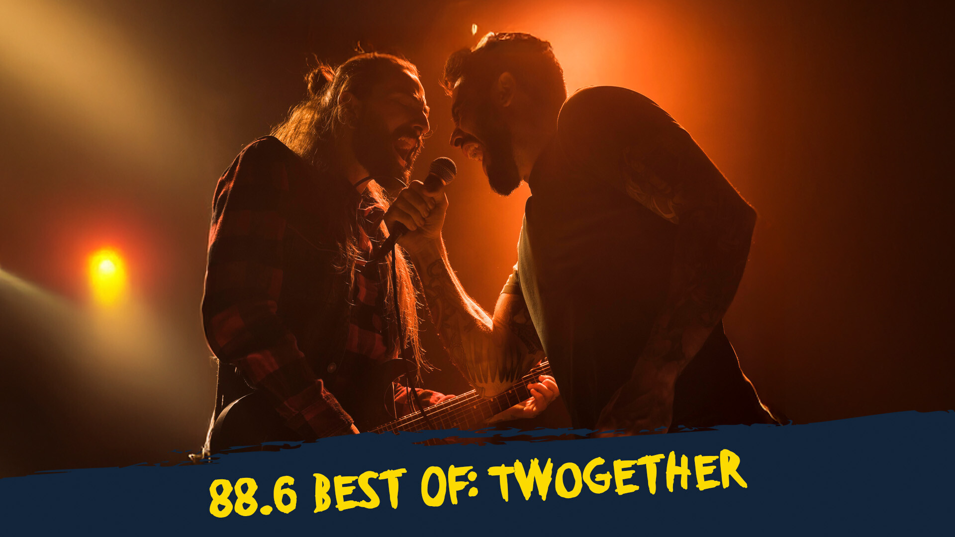 zwei Personen auf einer Bühne, die in ein gemeinsames Mikro singen