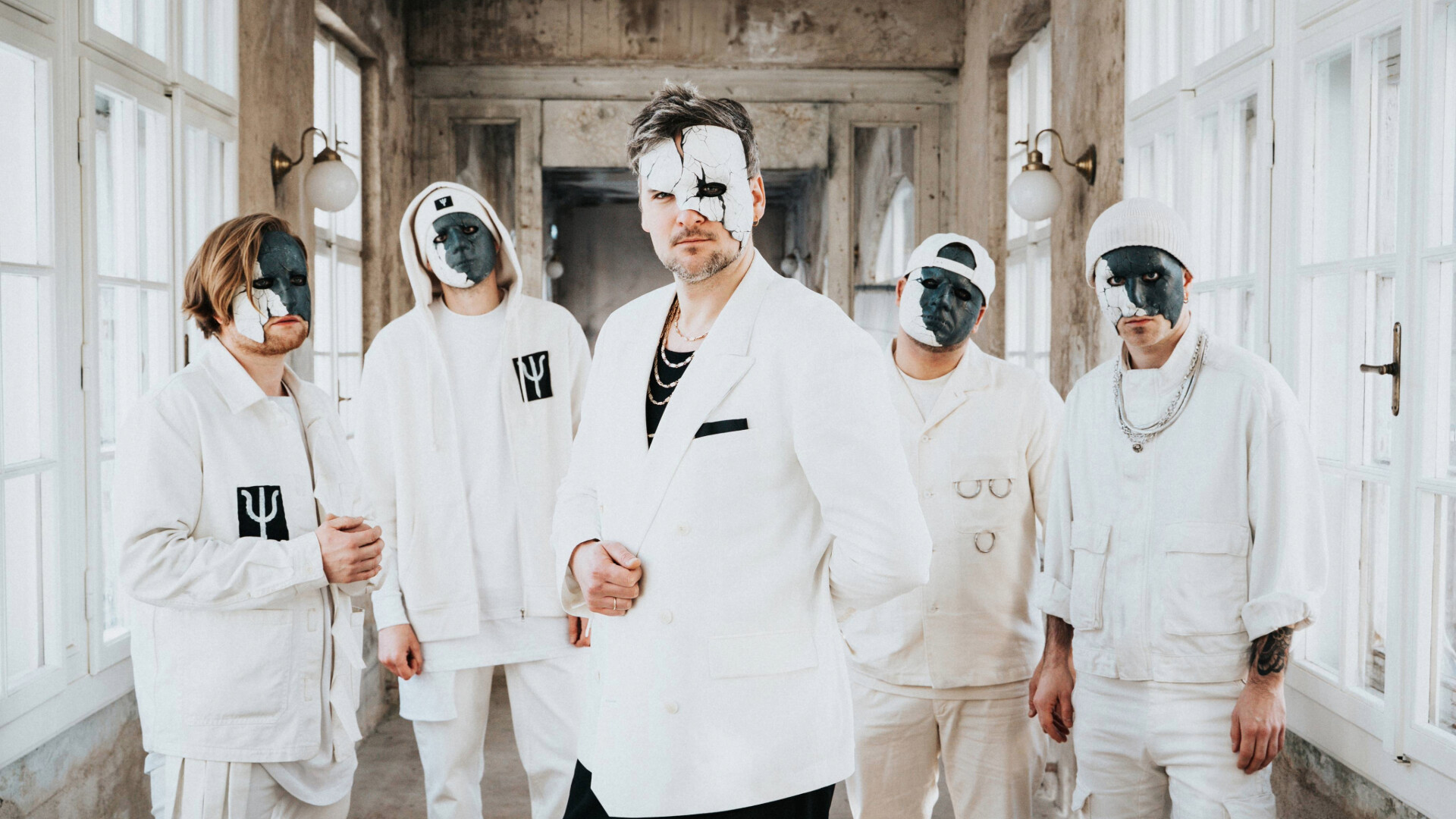 Die Band FREVD in weißen Outfits