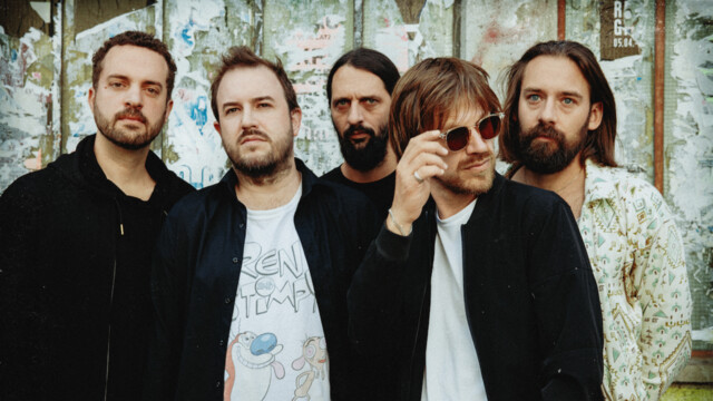 Die Band Tausend Rosen steht for einer Wand