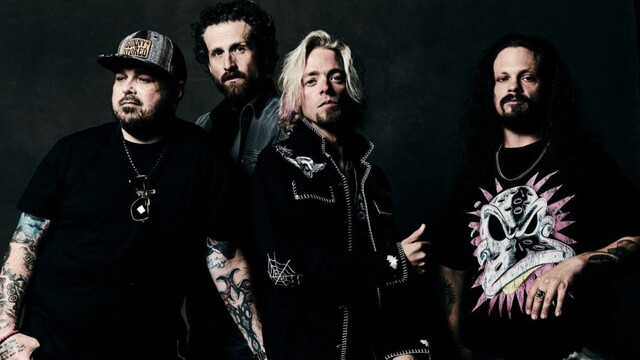 Black Stone Cherry vor einer schwarzen Wand