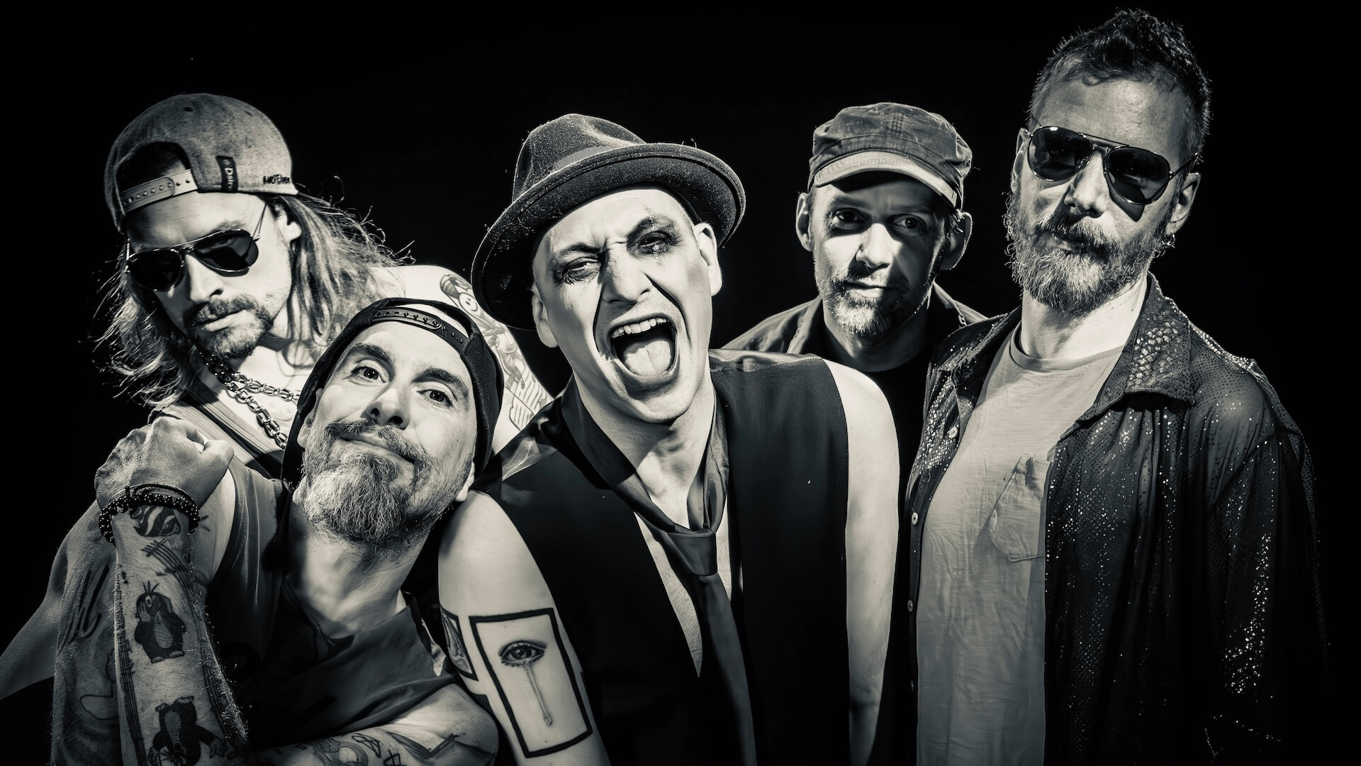 Schwarz Weiß, Band posiert vor schwarzem Hintergrund