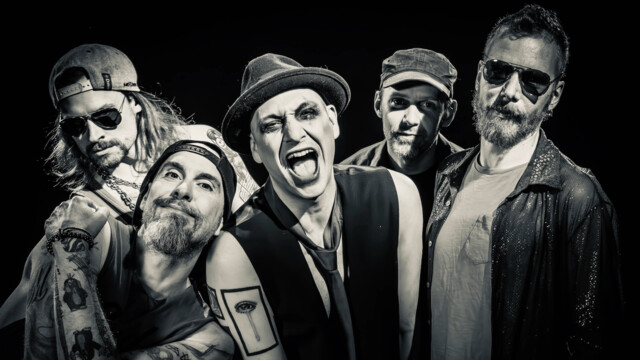 Schwarz Weiß, Band posiert vor schwarzem Hintergrund