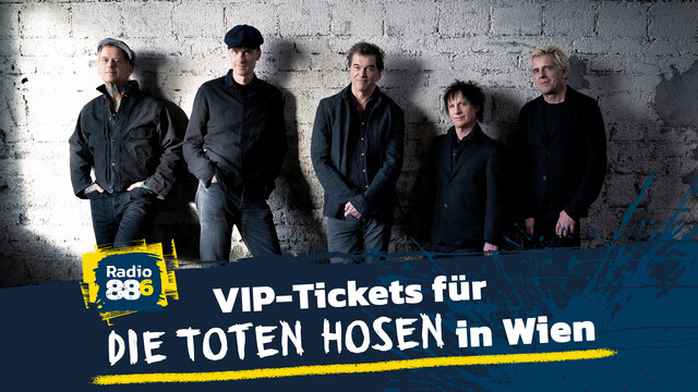 Die Toten Hosen vor einer weißen Ziegelwand