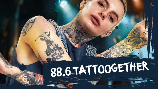 eine Frau mit Tattoos auf Hals und Armen dem Bock auf Rock Tattoo am Oberarm